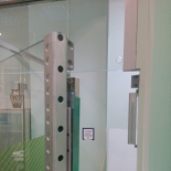 Установка электромагнитных замков на стеклянные двери (3)